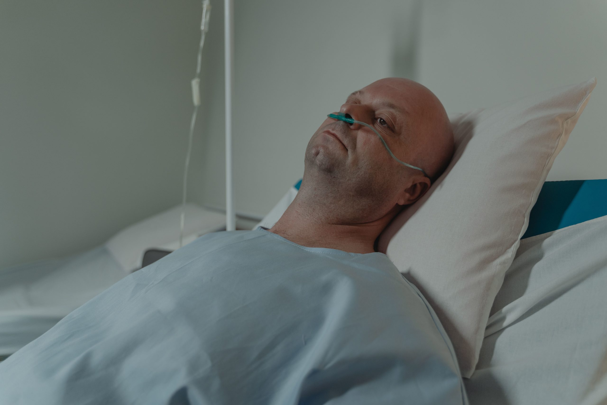 copd-patient-using-oxygen-in-hospital-bed Patient Using Supplemental Oxygen in a Hospital Bed